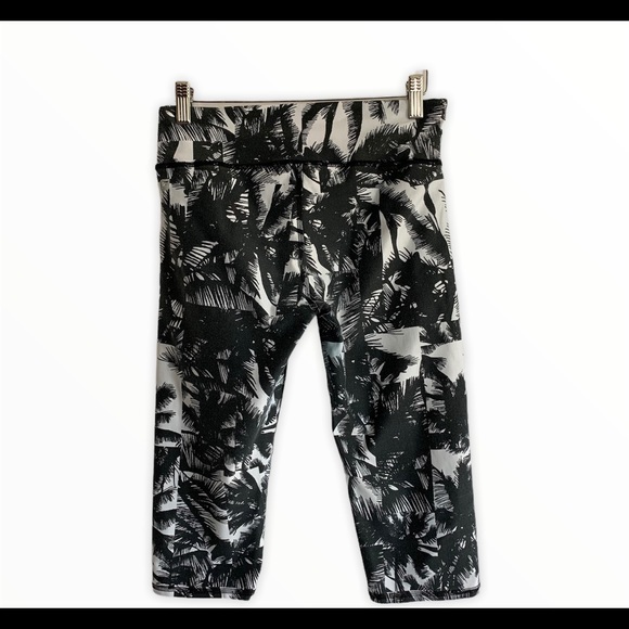 Fabletics Capris Sz S - Picture 3 of 4